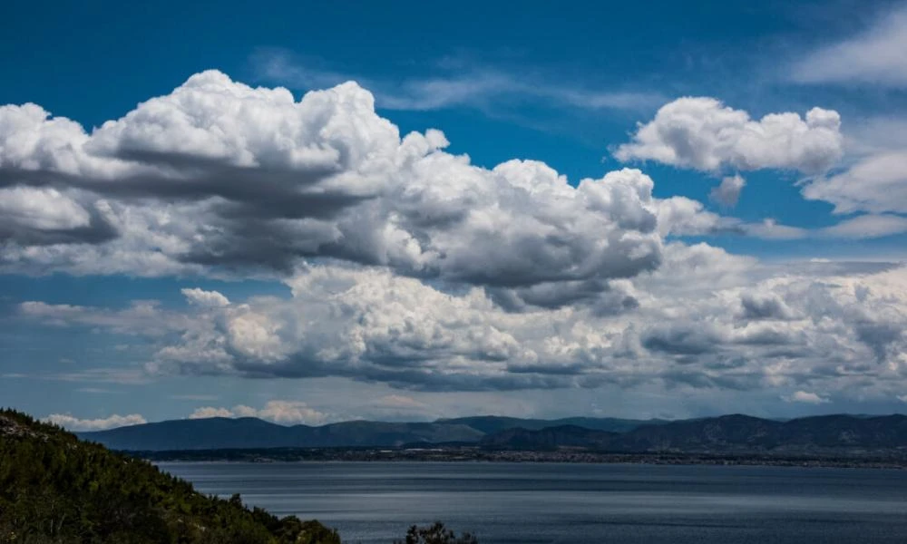 Καιρός αύριο: Αραιές νεφώσεις, τοπικές βροχές στα δυτικά, βόρεια και κεντρικά ηπειρωτικά